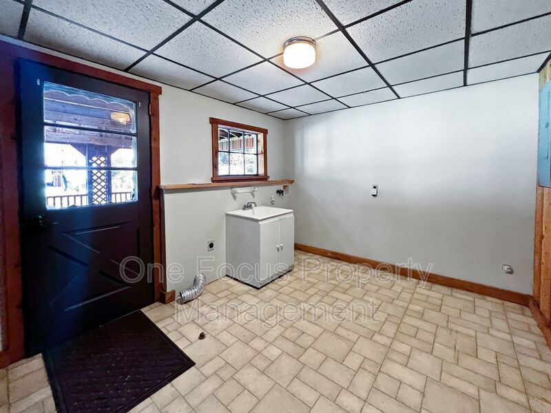 4 BR/1.5/BA - $1350/month property image