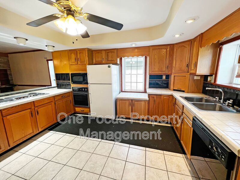Spacious and Unique 3BR/12BA - Up to pets under 50# welcome! property image