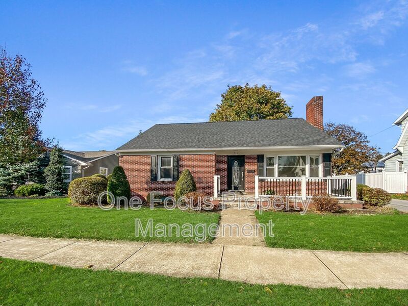 Stunning 3BR/1BA Single Family Home! Up to 2 pets welcome under 70 lbs. property image