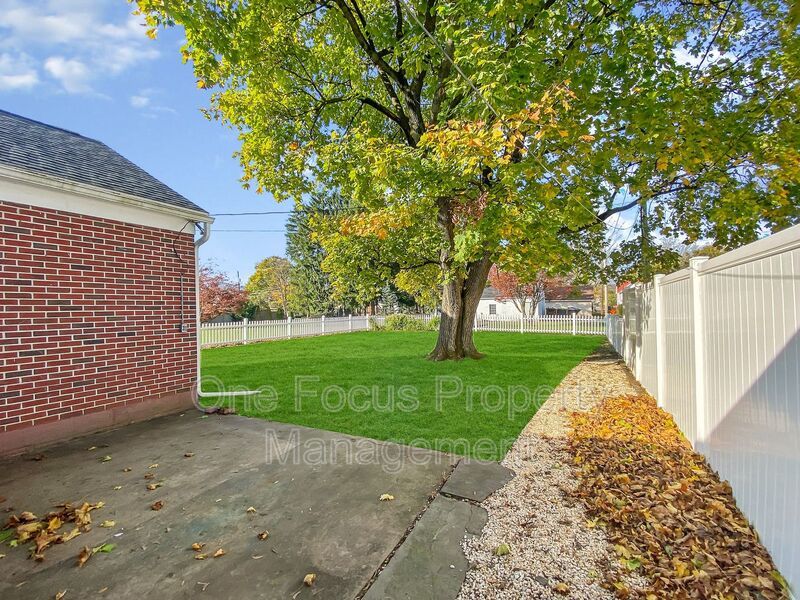 Stunning 3BR/1BA Single Family Home! Up to 2 pets welcome under 70 lbs. property image
