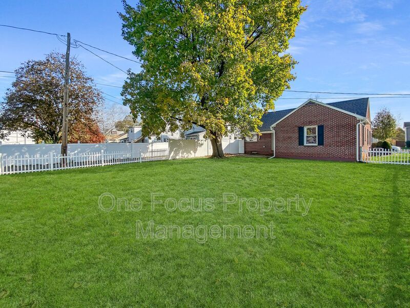 Stunning 3BR/1BA Single Family Home! Up to 2 pets welcome under 70 lbs. property image