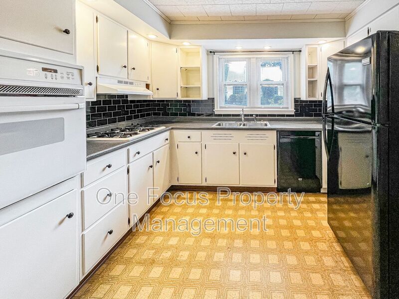 Available mid-September! 3BR/1.5BA - 2 pets welcome with no weight restrictions! property image