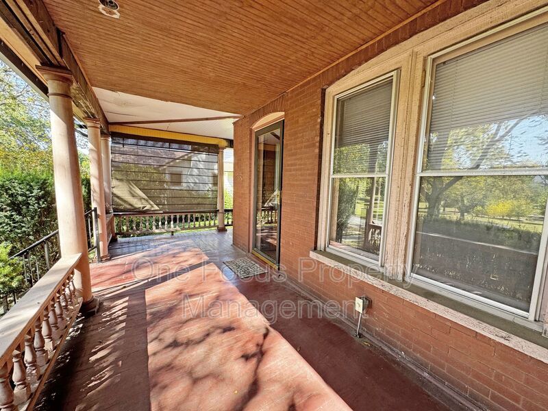 Spacious 2BR/1BA - Pet Friendly! property image