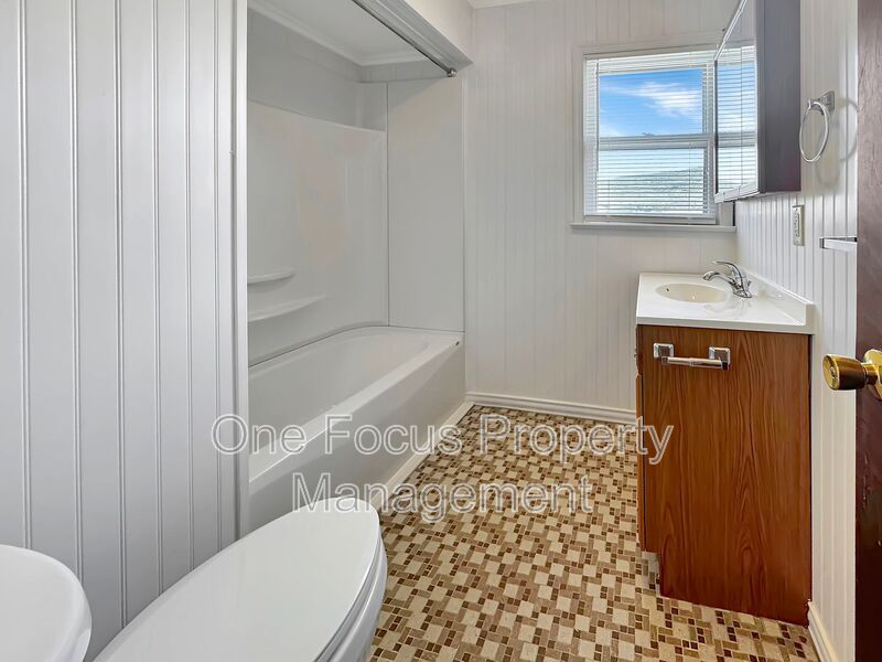 Second Floor 2BR/1BA - Pet Friendly! property image