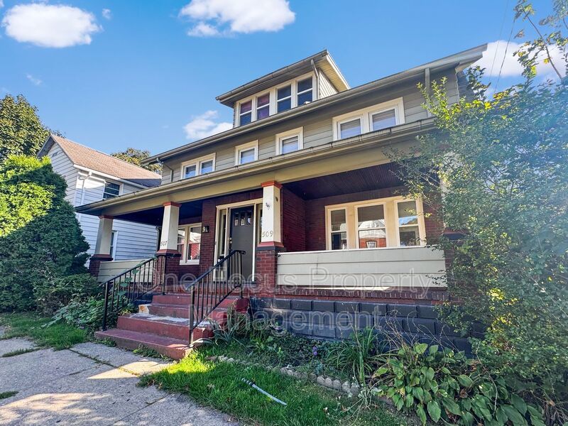 Bright and Spacious 3BR/1BA Duplex- Pet Friendly! property image