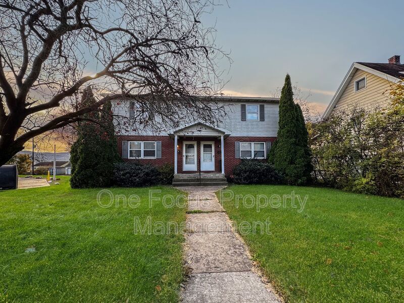 Beautiful 2BR/1.5BA Duplex - Pet Friendly property image