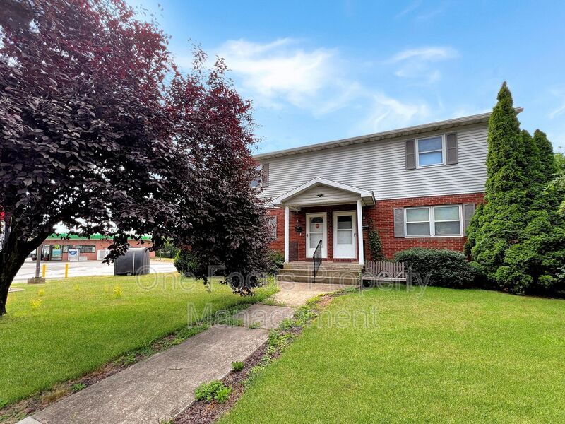 Beautiful 2BR/1.5BA Duplex - Pet Friendly property image