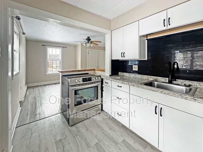 Cozy and Bright 2BR/1BA - 2 cats welcome! property image