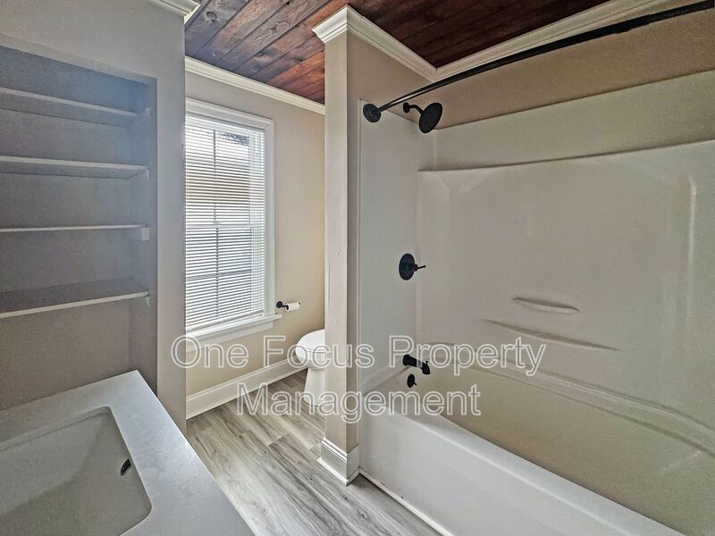 Cozy and Bright 2BR/1BA - 2 cats welcome! property image