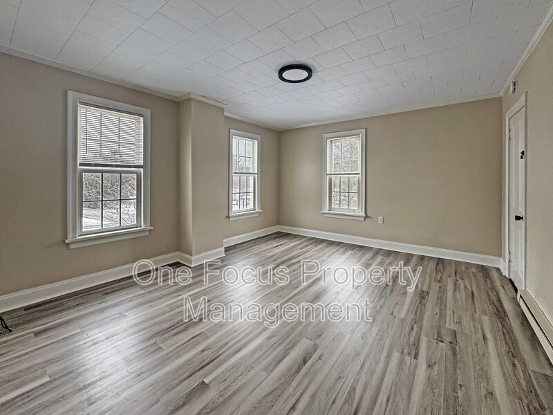 Cozy and Bright 2BR/1BA - 2 cats welcome! property image