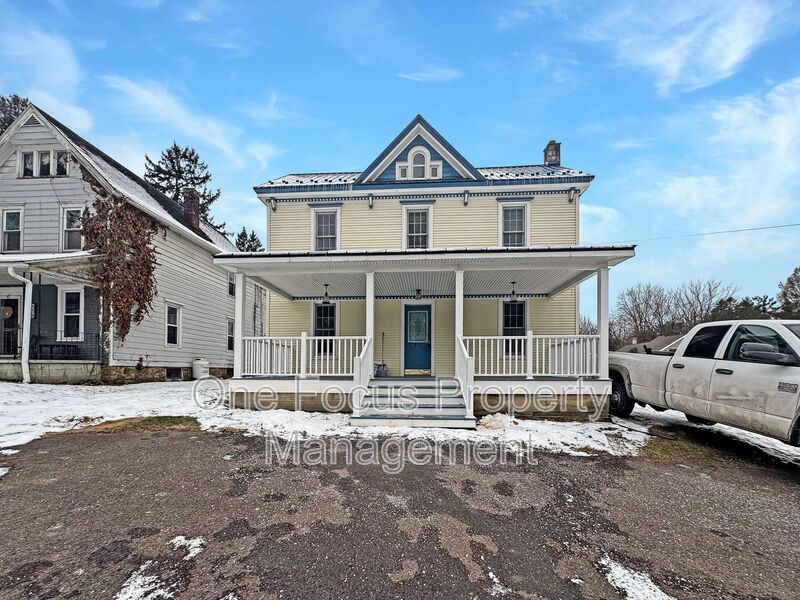 Cozy and Bright 2BR/1BA - 2 cats welcome! property image