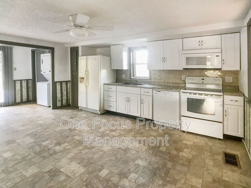 Lovely 3BR/1BA Single Family Home - Up to 2 dogs no weight limit welcome! property image