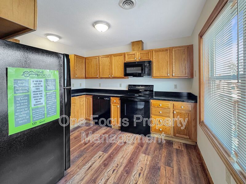 Spacious and Modern 3BR/2.5BA Townhome - 1 pet under 40# welcome! property image