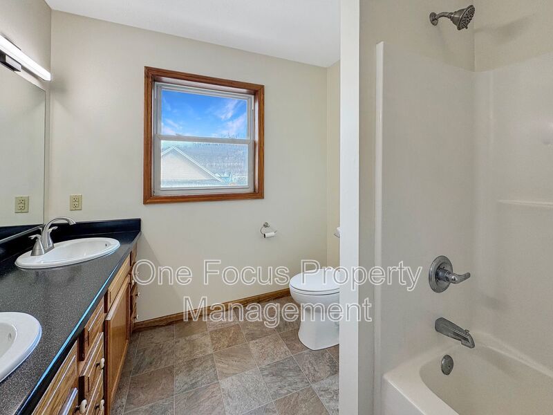 Spacious and Modern 3BR/2.5BA Townhome - 1 pet under 40# welcome! property image