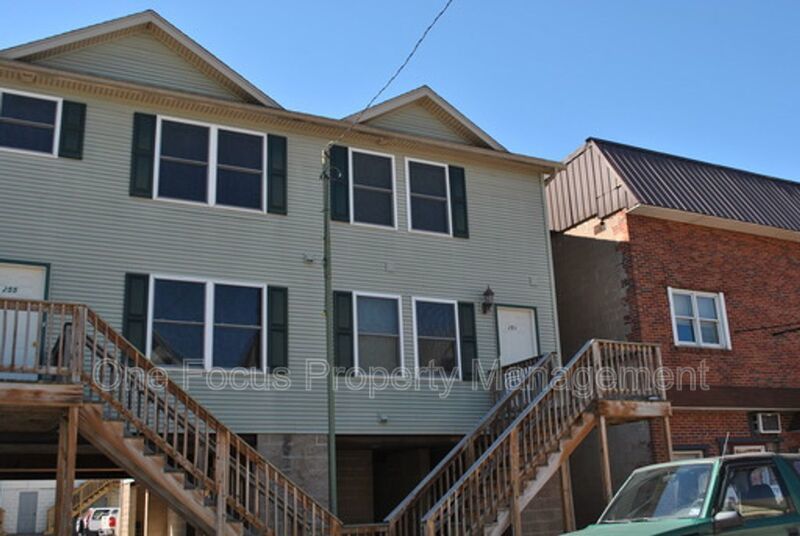 Spacious and Modern 3BR/2.5BA Townhome - 1 pet under 40# welcome! property image