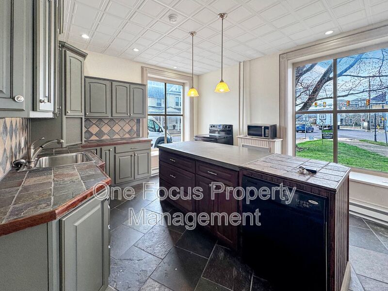 Regal and Spacious 1BR/1BA - 2 Cats Welcome! property image