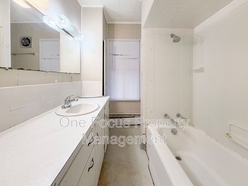 3BR/1.5BA Duplex home - Pet Friendly! property image